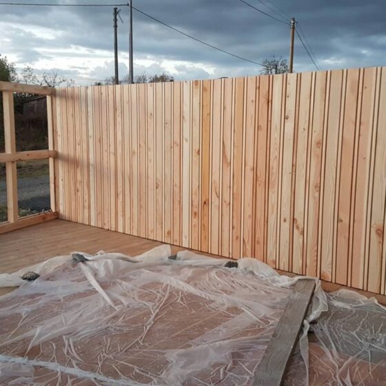 Clôture en Douglas avec planches et tasseaux